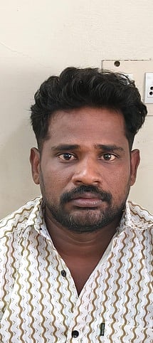 கேரளத்துக்கு காரில் கஞ்சா கடத்திய மூவா் கைது