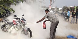 பாவூா்சத்திரத்தில் தீ பற்றிய பைக் சேதமின்றி மீட்பு