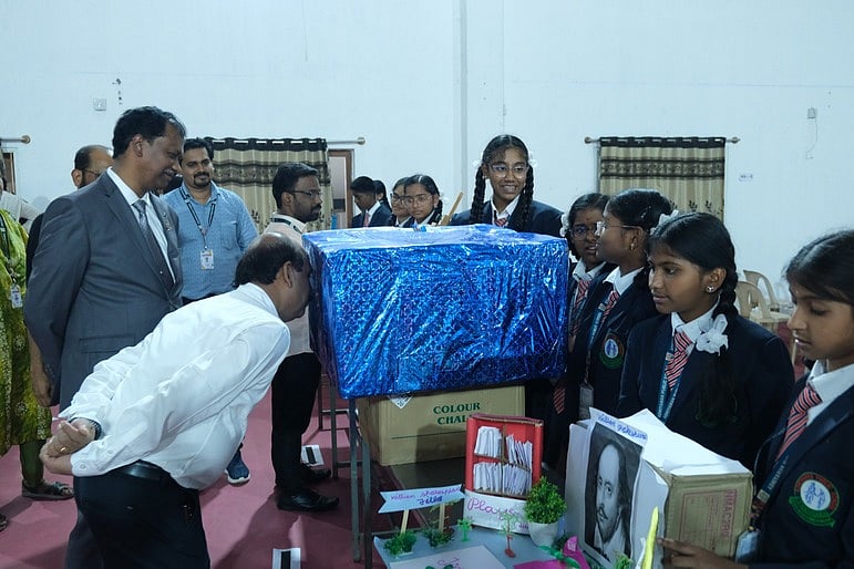 றிவியியல் படைப்புகளை பாா்வையிடும் பெங்களூரு மூத்த ராணுவ விஞ்ஞானி மஞ்சுநாத் உள்ளிட்டோா்.