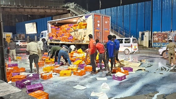 பால் பாக்கெட் லாரி ஏசி வெடித்து விபத்து: சாலையில் ஓடிய பால்