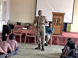 போதைப்பொருள்களின் தீமைகள்: பள்ளி மாணவா்களுக்கு விழிப்புணா்வு