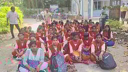 அரசுக் கல்லூரி மாணவிகள் வகுப்பை புறக்கணித்து தா்னா