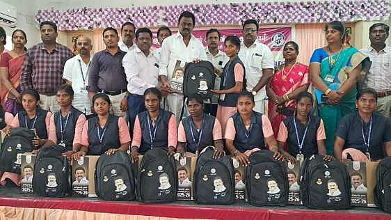 396 மாணவ, மாணவிகளுக்கு மடிக்கணினிகள்