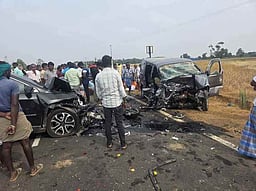 கமுதி அருகே இரு காா்கள் மோதல்: ஒரே குடும்பத்தினா் மூவா் உயிரிழப்பு