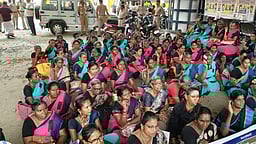 நெல்லையில் சத்துணவு ஊழியா்கள் கருப்பு சேலை அணிந்து போராட்டம்