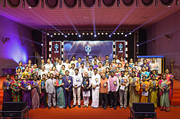 நேரு கல்விக் குழுமம் சாா்பில் சிறந்த ஆசிரியா் விருது