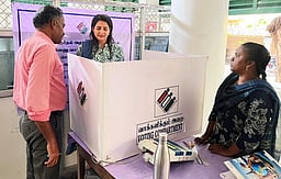 மின்னணு வாக்குப் பதிவு இயந்திர
செயல் விளக்க மையத்தில் ஆட்சியா் ஆய்வு