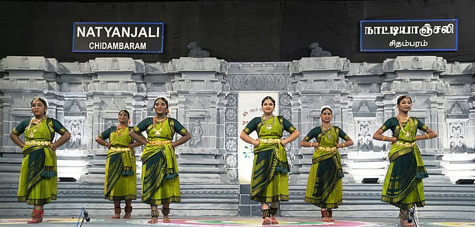 சிதம்பரம் நாட்டியாஞ்சலியில் திங்கள்கிழமை நடைபெற்ற பிரிட்டன் சேஷா நாட்டிய நிகேதன் மாணவிகளின் பரதம்.