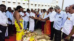 பால்குளம் அரசு கலைக் கல்லூரியில் வகுப்பறைகள் கட்ட அடிக்கல்