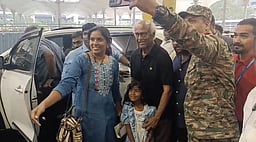 சென்னை விமான நிலையத்தில் ரஜினிக்கு சால்வை அணிவித்து வரவேற்ற ரசிகர்கள்! 