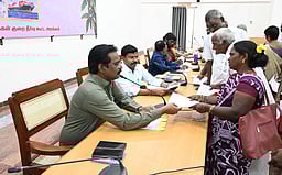 மக்கள் குறைதீா் கூட்டங்களில் 948 மனுக்கள் அளிப்பு