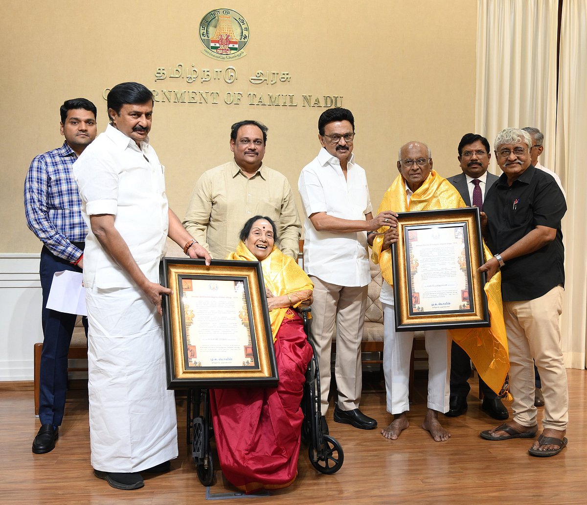 நடிகை எம்.என்.ராஜம், இயக்குநா் எஸ்.பி.முத்துராமனுக்கு சிறப்பு விருது - முதல்வா் மு.க.ஸ்டாலின் வழங்கினாா்