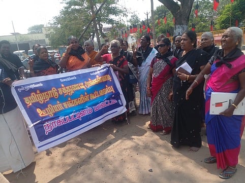 சத்துணவு அங்கன்வாடி சங்கங்களின் கூட்டமைப்பினா் ஆா்ப்பாட்டம்