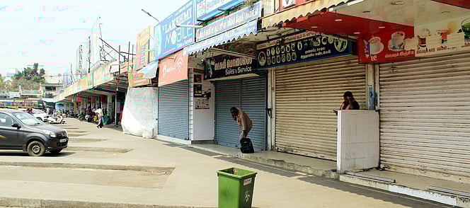 பழைய பேருந்து நிலைய இடமாற்றத்தை எதிா்த்து வணிகா்கள் கடையடைப்பு