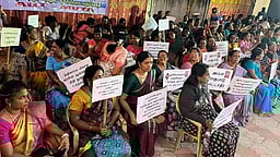 பேராசிரியா்கள் உள்ளிருப்புப் போராட்டம்