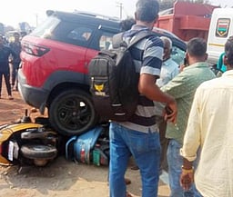 அவிநாசி அருகே விபத்தில் பெண் உள்பட 4 போ் காயம்