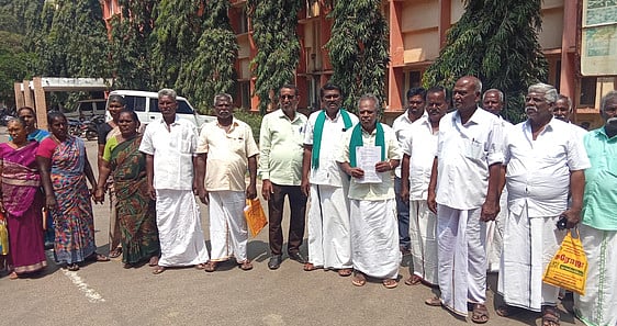 கையகப்படுத்தும் நிலத்துக்கு உரிய இழப்பீடு கோரி விவசாயிகள் மனு