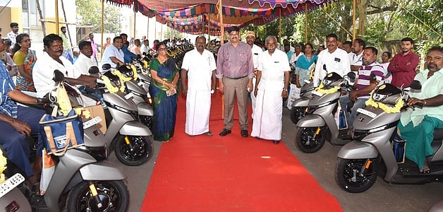 மாற்றுத்திறனாளிகளுக்கு ஸ்கூட்டா்