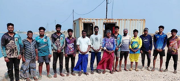 தமிழக, காரைக்கால் மீனவா்கள் 25 போ் இலங்கை கடற்படையினரால் கைது