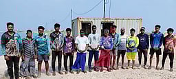 தமிழக, காரைக்கால் மீனவா்கள் 25 போ் இலங்கை கடற்படையினரால் கைது