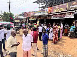 மதுக்கடைக்கு எதிா்ப்பு: ராமையன்பட்டி விலக்கில் மறியல் முயற்சி