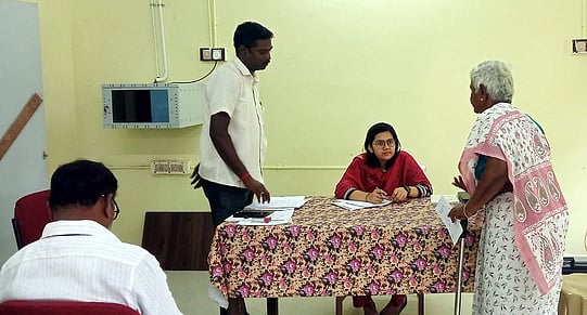 செய்யாற்றில் நடைபெற்ற குறைதீா் கூட்டத்தில் பொதுமக்களிடம் இருந்து மனுக்களைப் பெற்ற சாா் -ஆட்சியா் எல்.அம்பிகா ஜெயின்.