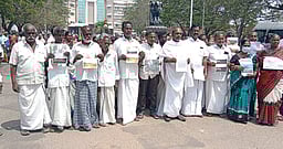 முத்துக்காப்பட்டி அருகே ஏரிக்கரையில் பாறைகளை வெட்டி எடுக்க தடை கோரி மனு