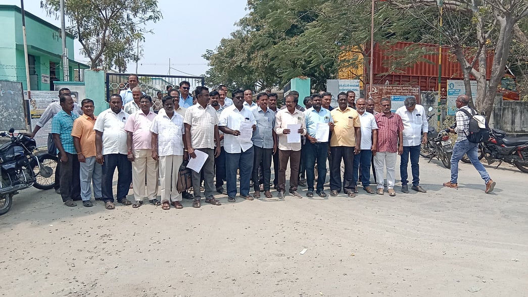 டாஸ்மாக் ஊழியா்கள் 2 பேரின் பணியிடை நீக்க உத்தரவை ரத்து செய்யக்கோரி மனு