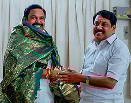 எடப்பாடி பழனிசாமியுடன்
நயினாா் நாகேந்திரன் சந்திப்பு