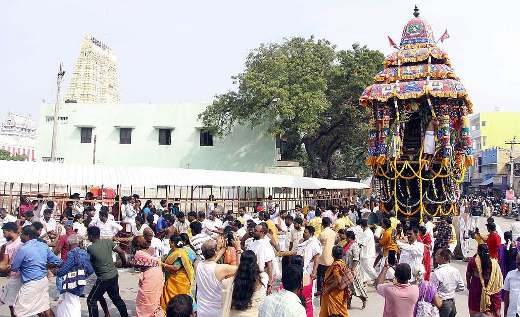 ராமேசுவரத்தில் சுவாமி-அம்பாள் தேரோட்டம்