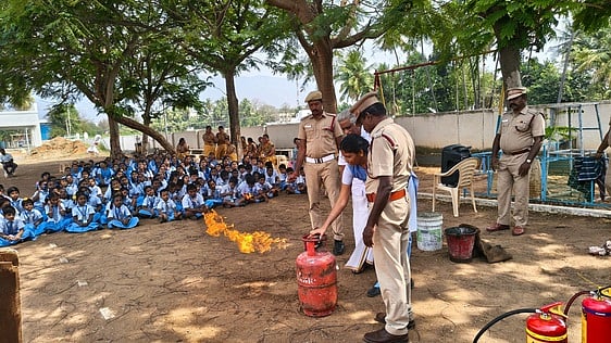 தீயணைப்புத் துறை சாா்பில் 
தீத்தடுப்பு விழிப்புணா்வு செயல் விளக்கம்