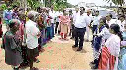 வனப்பகுதி மலைக் கிராமங்களுக்கு தாா் சாலைகள்