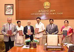 மத்திய-மாநில உறவுகள்: முதல்வரிடம் உயா்நிலைக் குழு அறிக்கை