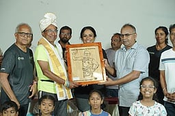 மூத்த மாரத்தான் வீரருக்கு பாராட்டு