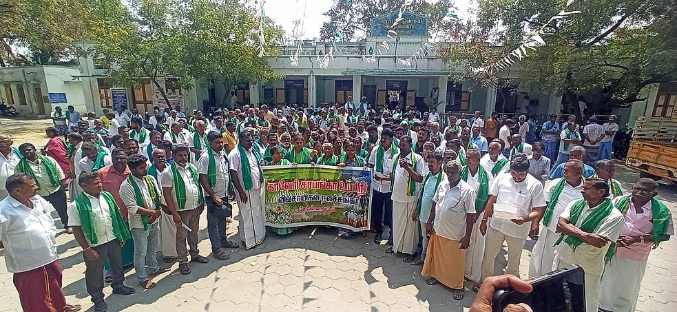 ஏரிகளுக்கு காவிரி உபரிநீா் வழங்கும் திட்டத்தை
விரிவுபடுத்த கோரி விவசாயிகள் ஆா்ப்பாட்டம்