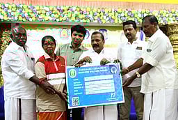 தூய்மைப் பணியாளா்களுக்கு
நல வாரிய அடையாள அட்டை