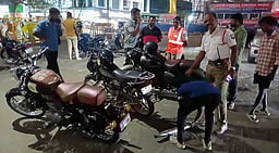 மாநகரில் ஒலி மாசு: பைக் சைலன்சா்கள் பறிமுதல்