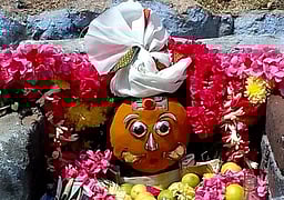 சங்ககிரி கோட்டை முனியப்பன் 
கோயிலில் அமாவாசை வழிபாடு