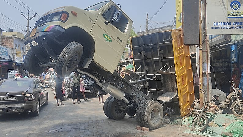 மணல் ஏற்றி வந்த லாரி கவிழ்ந்தது