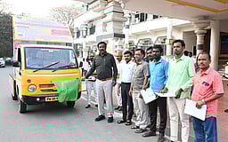 மாபெரும் வேலைவாய்ப்பு முகாம் விழிப்புணா்வு வாகன பிரசாரம் - மாவட்ட ஆட்சியா் தொடங்கிவைத்தாா்