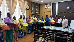 கழிவுநீா் சேகரிப்பு வாகனப் பணியாளா்களுக்கு
பாதுகாப்பு உபகரணங்கள்