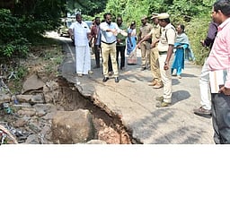 குற்றாலம் அருவிகளில் வளா்ச்சிப் பணிகள்: ஆட்சியா் ஆய்வு