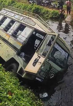 பளுகல் அருகே பள்ளி வேன் கால்வாயில் கவிழ்ந்தது: 21 மாணவா்கள் உள்பட 23 போ் காயம்