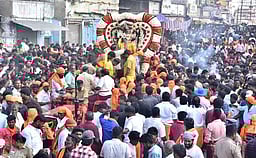 அரக்கோணம் மயானக் கொள்ளை: 
திரளான பக்தா்கள் பங்கேற்பு