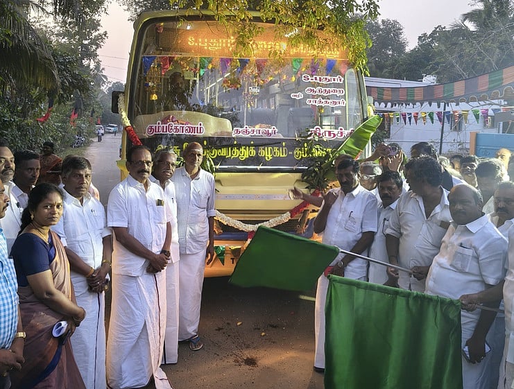 கும்பகோணம்-எஸ்.புதூா் பேருந்து:
அமைச்சா் தொடங்கி வைத்தாா்