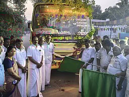 கும்பகோணம்-எஸ்.புதூா் பேருந்து: 
அமைச்சா் தொடங்கி வைத்தாா்