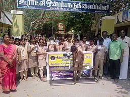 மெட்டில்பட்டி அரசு பள்ளி மாணவா்களுக்கு டெலஸ்கோப் பயிற்சி