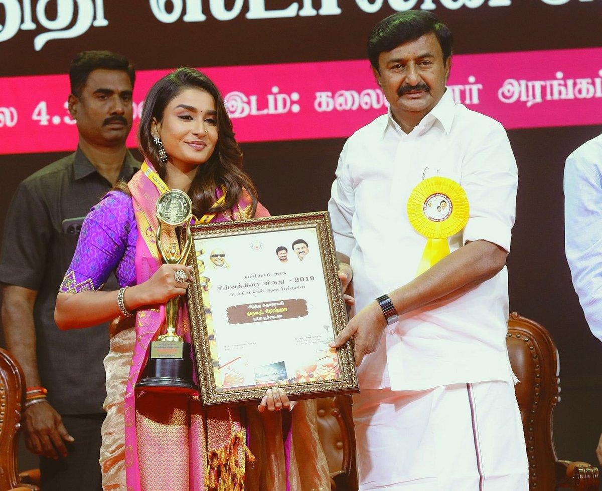 அமைச்சரிடம் விருது பெறும் ரேஷ்மா முரளிதரன்