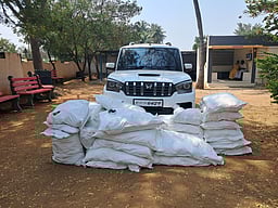 காரில் கடத்தி வரப்பட்ட 401 கிலோ 
புகையிலைப் பொருள்கள் பறிமுதல்: ராஜஸ்தான் இளைஞா்கள் 2 போ் கைது