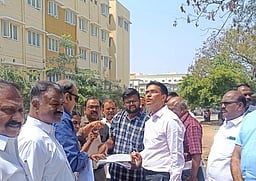 திருப்பூா் அரசு மருத்துவமனையில் ரூ.5 கோடியில் புற்றுநோய் சிகிச்சை பிரிவு:
ஆட்சியா் ஆய்வு